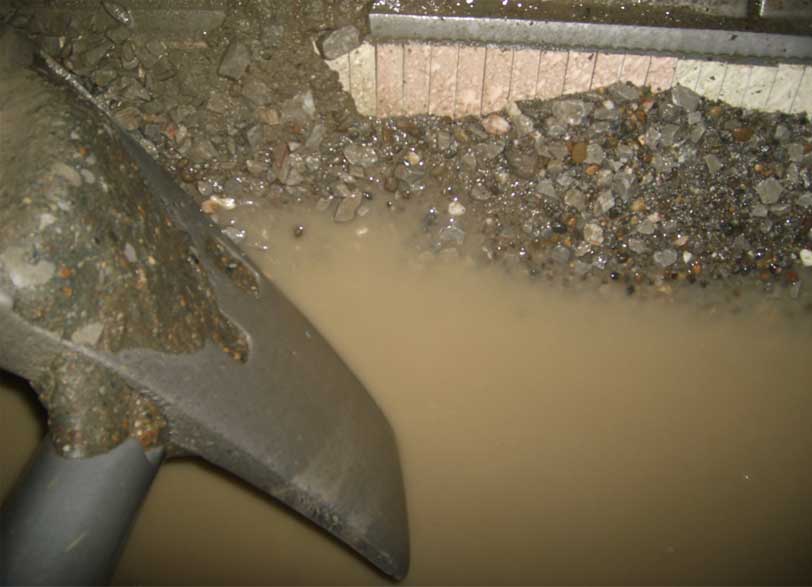 攪拌機出料口部位運行一月后實況 攪拌機出料口部位運行一月后實況